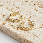 18k gold-tone ear cuffs featuring a continuous, high-polish curb chain link motif with a smooth, reflective finish